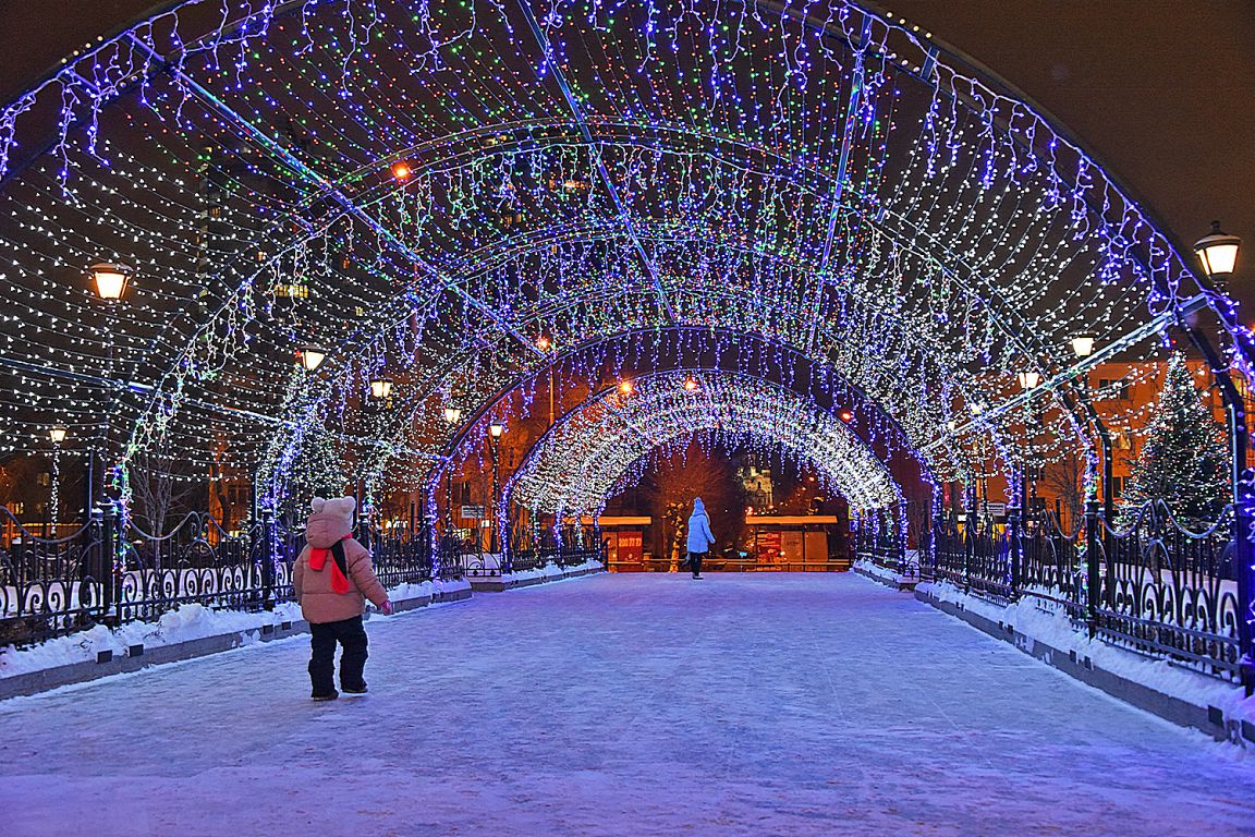 Фоторепортаж: «УР» выяснил, где находятся самые красивые новогодние елки  Екатеринбурга - «Уральский рабочий»